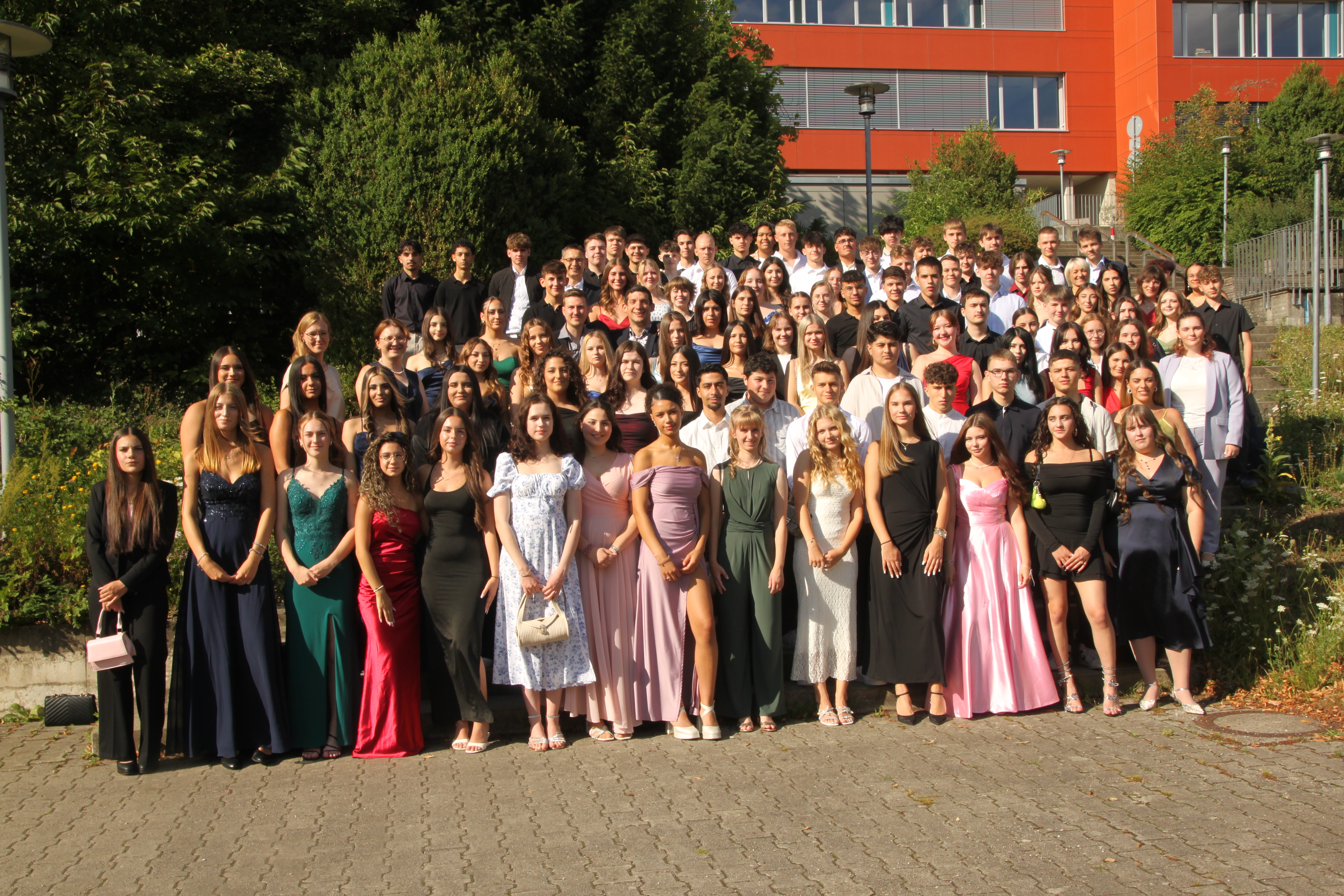 Feierliche Zeugnisübergabe im Innenhof der Adalbert-Stifter-Realschule ASR - Abschlussklassen 2024/25